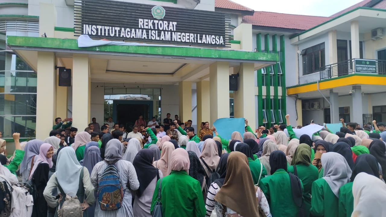 Ratusan Mahasiswa IAIN Langsa Gelar Aksi Demo, Desak Rektorat Realisasikan Tujuh Tuntutan Ratusan Mahasiswa IAIN Langsa Gelar Aksi Demo, Desak Rektorat Realisasikan Tujuh Tuntutan