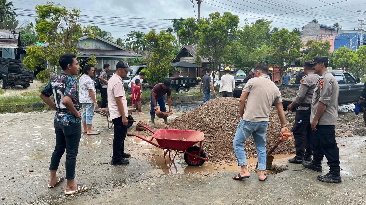 Kapolres Aceh Singkil Kerahkan Personel Aspal Jalan Berlobang Kapolres Aceh Singkil Kerahkan Personel Aspal Jalan Berlobang