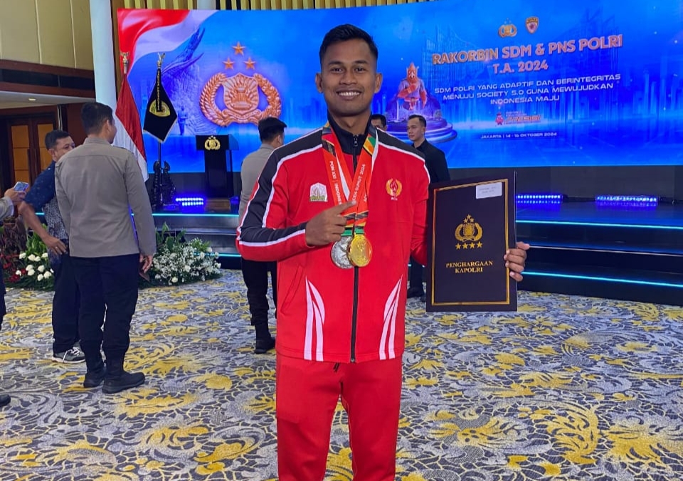 Bripka Jilal Saputra Terima Pin Emas Kapolri Bripka Jilal Saputra Terima Pin Emas Kapolri