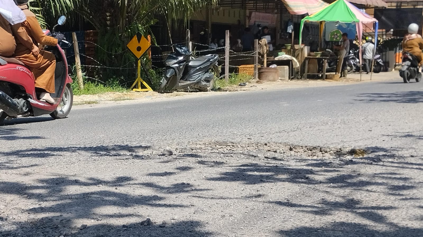 Kerusakan Jalan Berlubang Di Pondok Pabrik Langsa Lama, Resahkan Pengguna Jalan Kerusakan Jalan Berlubang Di Pondok Pabrik Langsa Lama, Resahkan Pengguna Jalan