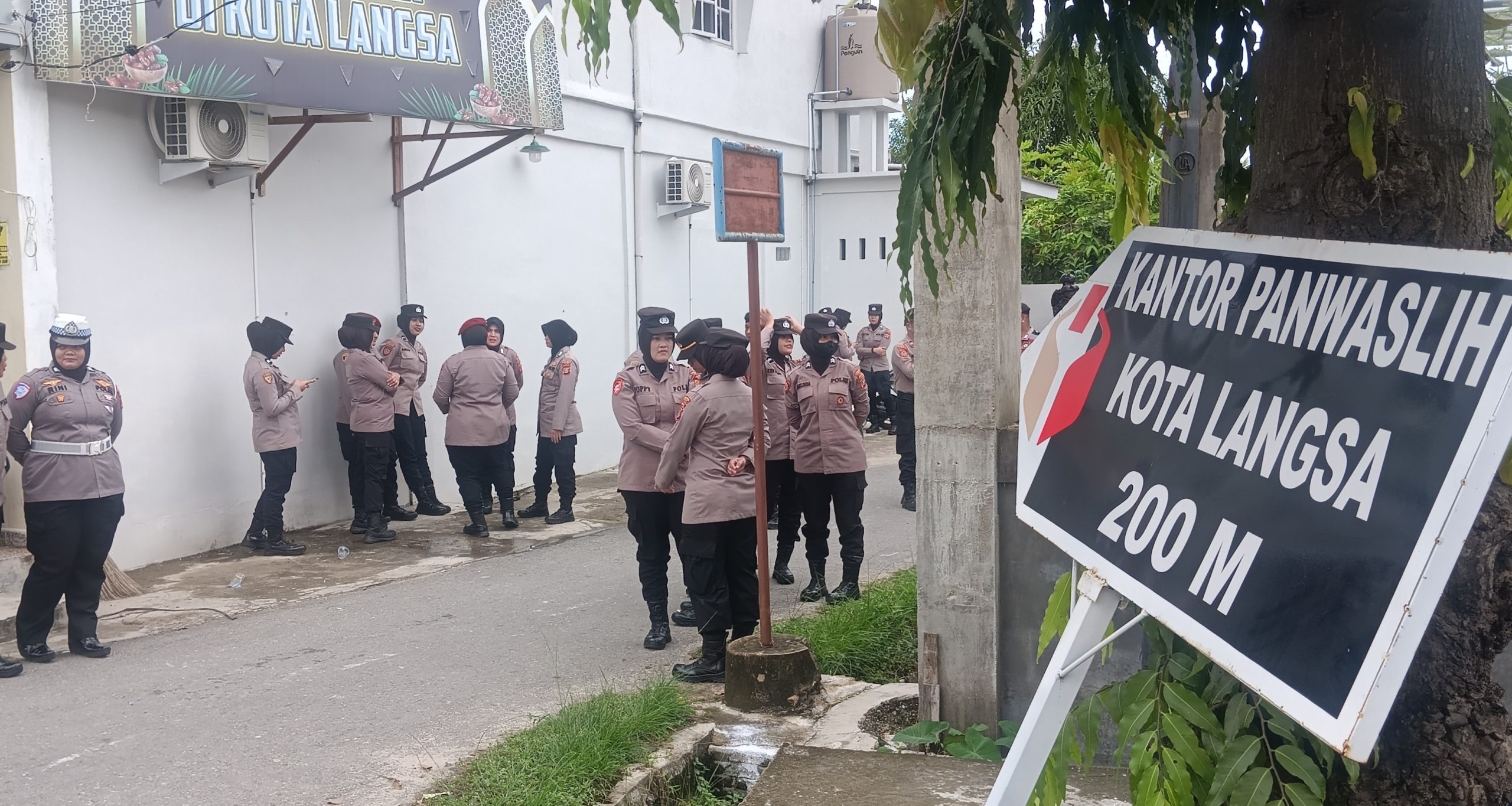 Polisi Buat Barikade Pertahanan, Massa Batal Demo Ke Kantor Panwaslih Kota Langsa
