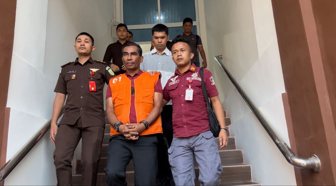 Kejari Bireuen Tahan Ketua BKAD Soal Tindak Pidana Korupsi Bimtek Ke Jatim Kejari Bireuen Tahan Ketua BKAD Soal Tindak Pidana Korupsi Bimtek Ke Jatim