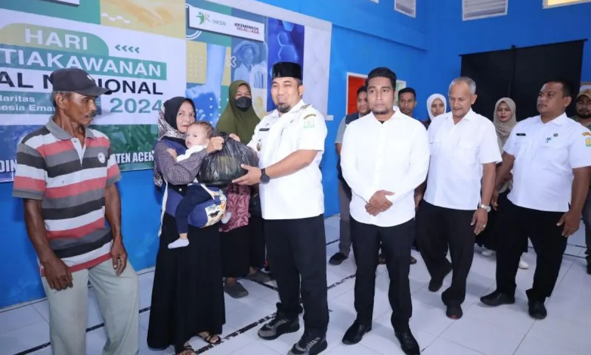 Pemkab Aceh Besar Salurkan Bansos Bagi Warga Kurang Mampu