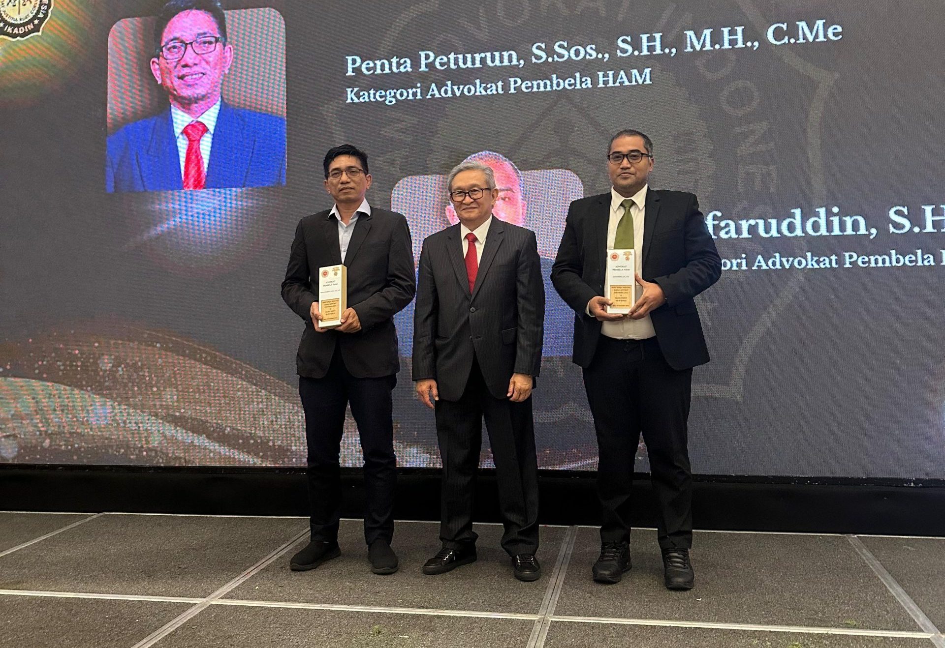 Ketua DPD Ikadin Aceh Raih Award Advokat Pembela HAM Ketua DPD Ikadin Aceh Raih Award Advokat Pembela HAM