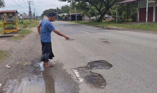 Akibat Diguyur Hujan Jalan Lintas Nasional Banda Aceh-Medan Berlubang Akibat Diguyur Hujan Jalan Lintas Nasional Banda Aceh-Medan Berlubang