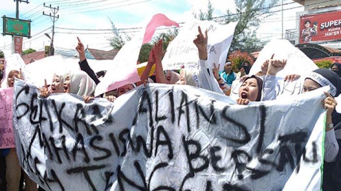 Puluhan Mahasiswa Aceh Tenggara Gelar Aksi Demo Puluhan Mahasiswa Aceh Tenggara Gelar Aksi Demo