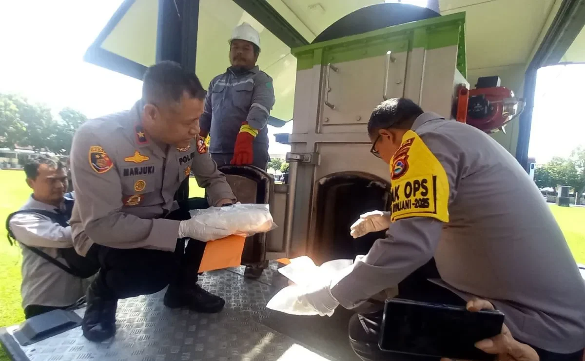 Polda NTB Musnahkan 5,56 Kg Sabu Jaringan Internasional Polda NTB Musnahkan 5,56 Kg Sabu Jaringan Internasional