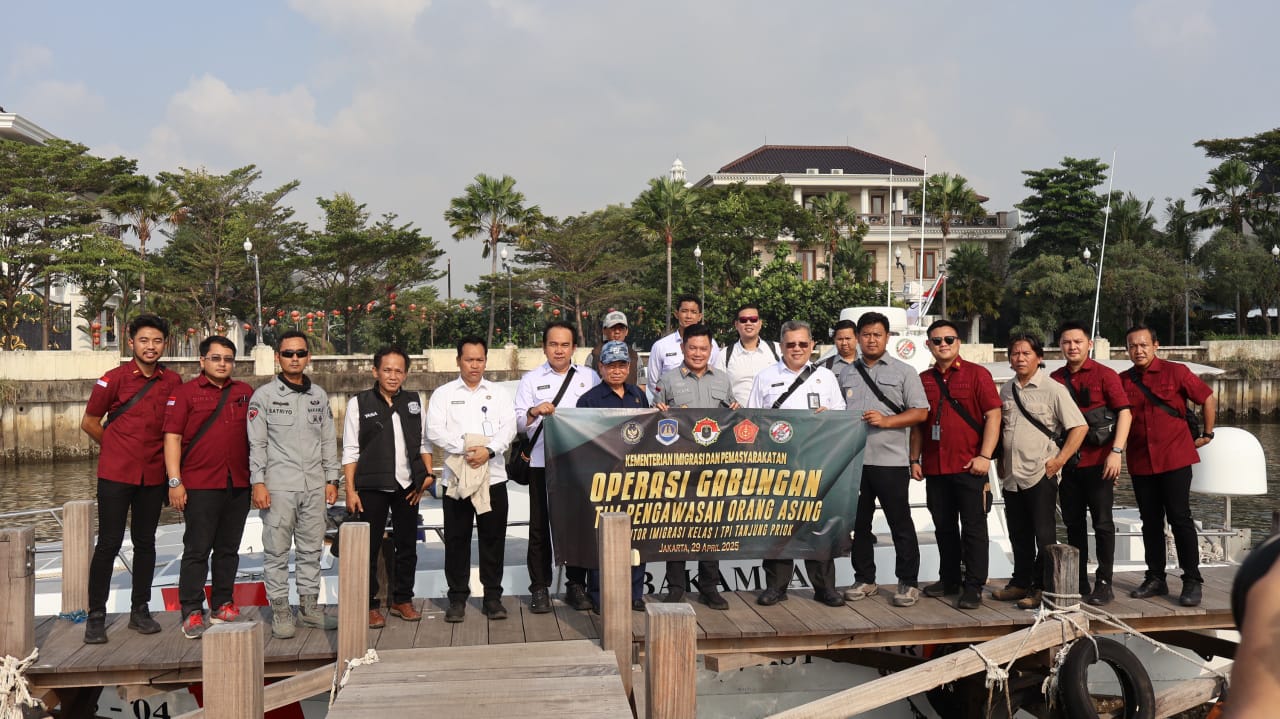 Bakamla RI Gelar Operasi Gabungan Pengawasan Orang Asing di Teluk Jakarta Bakamla RI Gelar Operasi Gabungan Pengawasan Orang Asing di Teluk Jakarta