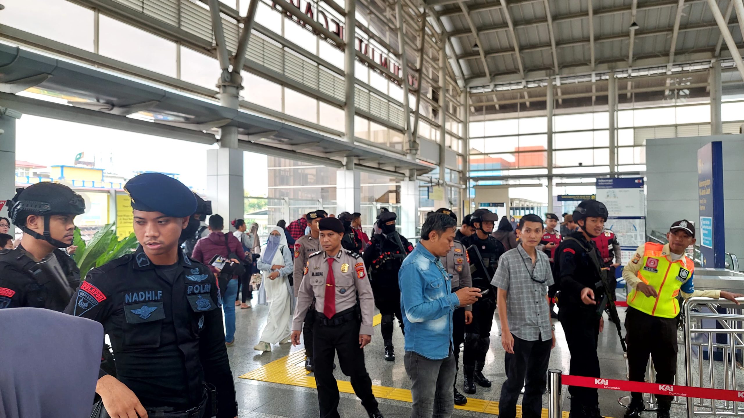 Operasi Ketupat Jaya 2025: Pengamanan Ketat Di Stasiun Jatinegara Menjamin Keamanan Pemudik Lebaran Operasi Ketupat Jaya 2025: Pengamanan Ketat Di Stasiun Jatinegara Menjamin Keamanan Pemudik Lebaran