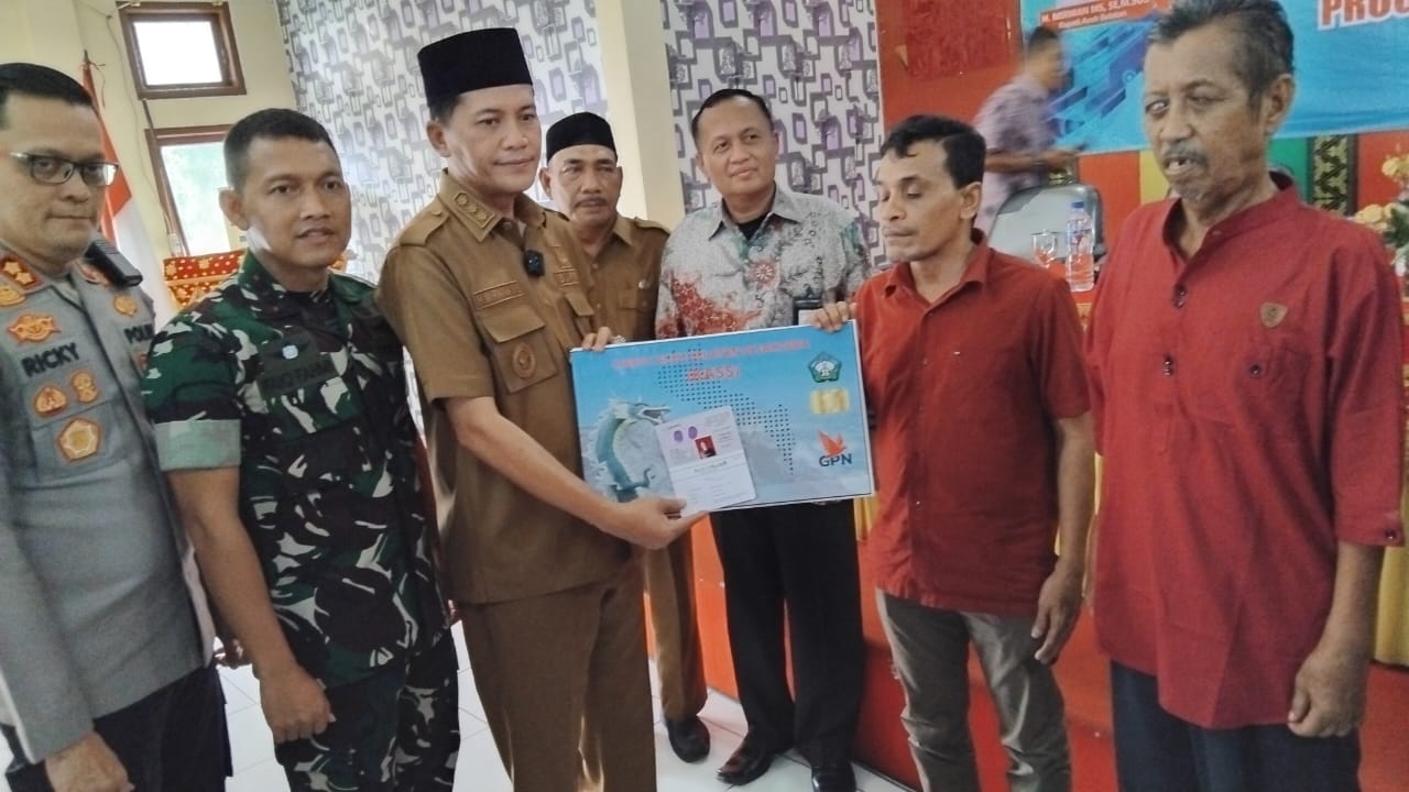 Bupati Aceh Selatan Launching Kartu KASS Kepada Masyarakat Kurang Mampu Bupati Aceh Selatan Launching Kartu KASS Kepada Masyarakat Kurang Mampu