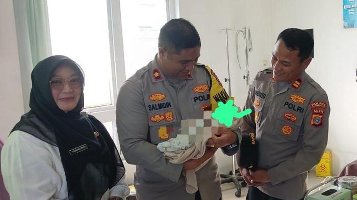 Bayi Yang Ditemukan Di Semak-semak Kini Dirawat Di Puskesmas Bayi Yang Ditemukan Di Semak-semak Kini Dirawat Di Puskesmas