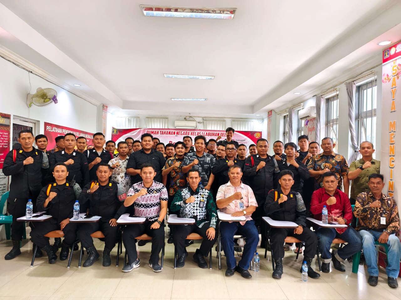 Karutan Pimpin Rapat Internal Untuk Meningkatkan Kinerja Dan Profesionalisme Karutan Pimpin Rapat Internal Untuk Meningkatkan Kinerja Dan Profesionalisme