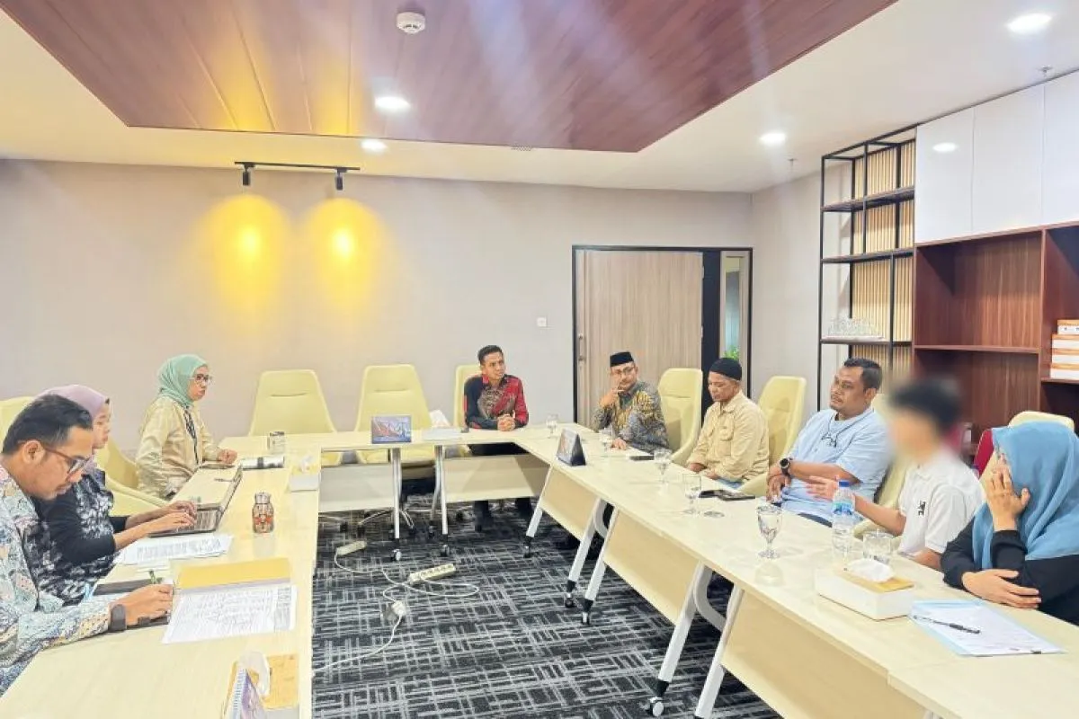 Diduga Jadi Korban Penganiayaan, Haji Uma Bawa Santri Asal Aceh Tengah Ke LPSK Diduga Jadi Korban Penganiayaan, Haji Uma Bawa Santri Asal Aceh Tengah Ke LPSK