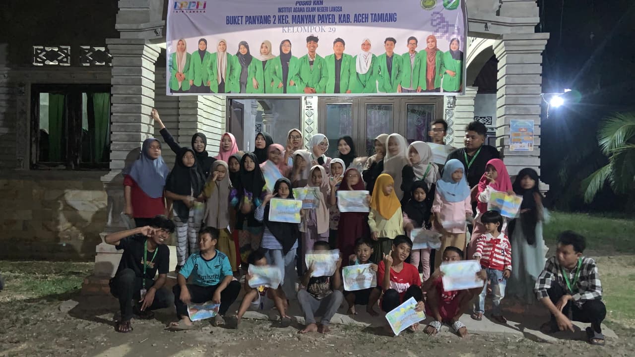 Mahasiswa Kuliah Kerja Nyata (KKN) dari IAIN Langsa Kelompok 29 melaksanakan program kerja berkesinambungan berupa kegiatan les dan pengajian. Kegiatan ini dilaksanakan di posko KKN kelompok 29 di Dusun Atas, Desa Buket Panyang Dua, pada pukul 16.15 s.d selesai (15/08/2025).