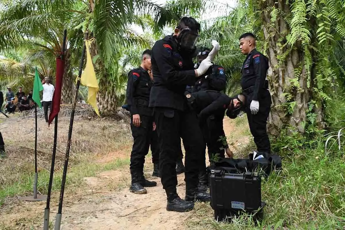 Detasemen Gegana Turunkan KBRN Telusuri Bau Gas Di Aceh Timur Detasemen Gegana Turunkan KBRN Telusuri Bau Gas Di Aceh Timur