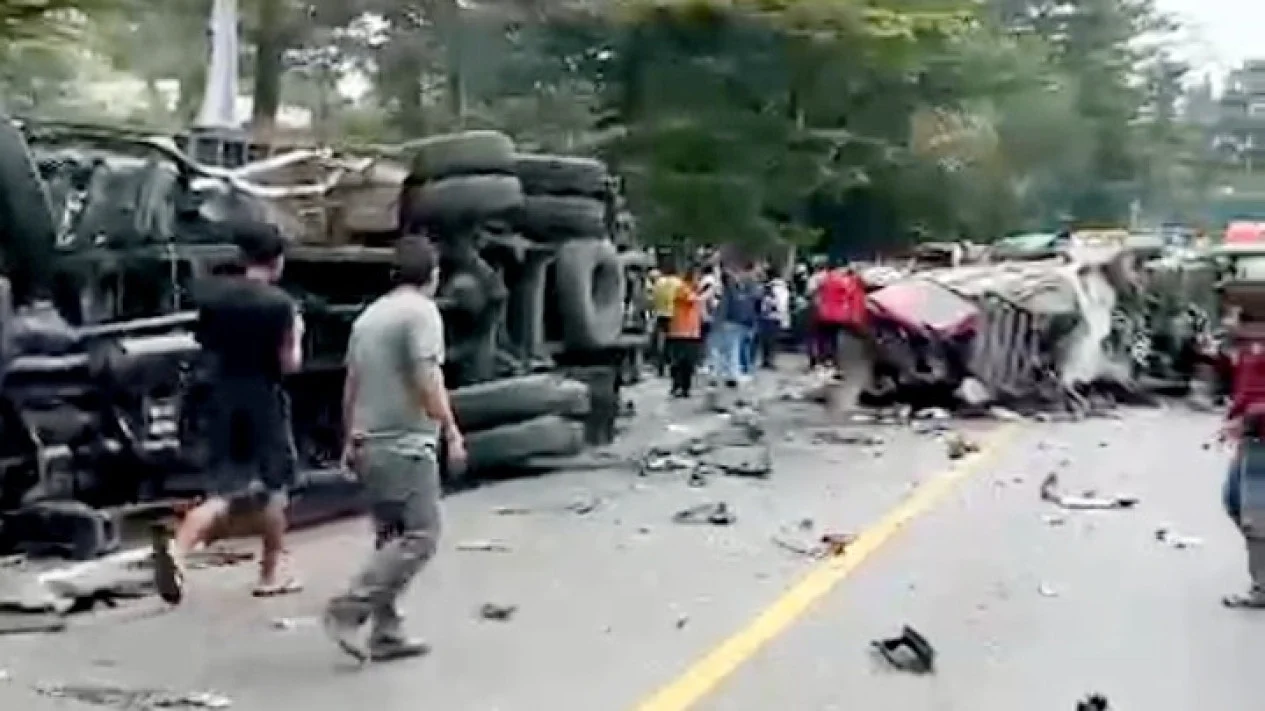 6a59bc5bb61db-tabrakan-beruntun-terjadi-di-sibolangit-kabupaten-deli-serdang_medan Kecelakaan Beruntun Libatkan 9 Kendaraan di Jalan Medan-Berastagi, Empat Tewas